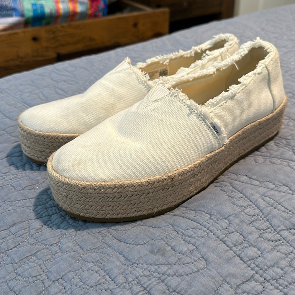 Tom’s platform shoe